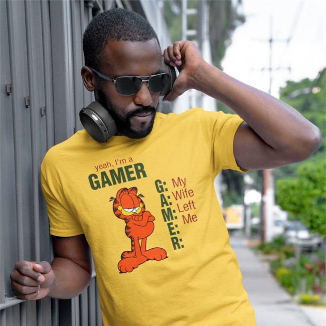 Shirts That Go Hard Garfield Yeah I'm A Gamer My Wife Left Me T Shirt